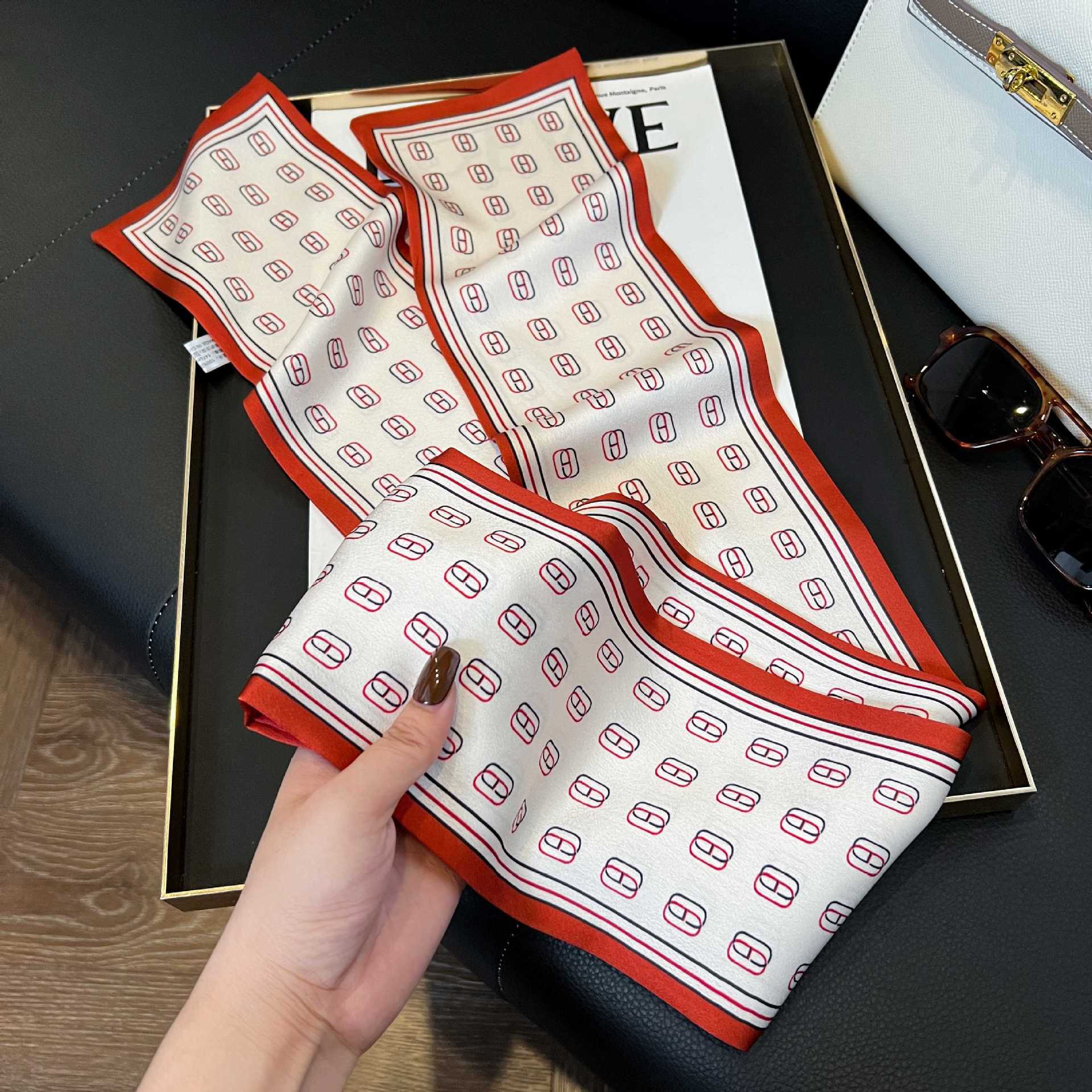 Nueva bufanda de seda pequeña banda larga estrecha para el cabello mujer estilo primavera y otoño moda madre bufanda estilo verano estilo fino serpentina bufanda al por mayor