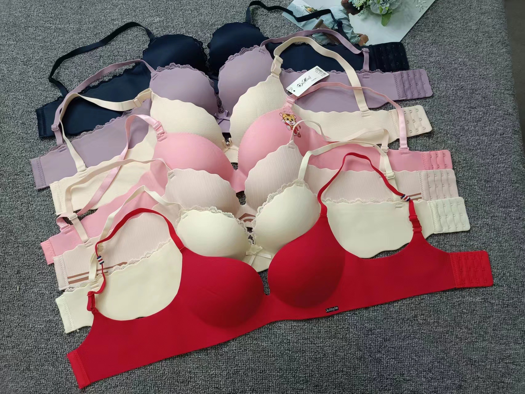 Exterior de una sola pieza brillante ropa interior sin costuras sexy anillo de acero suave sujetador pecho colección anti-sagging sujetador al por mayor