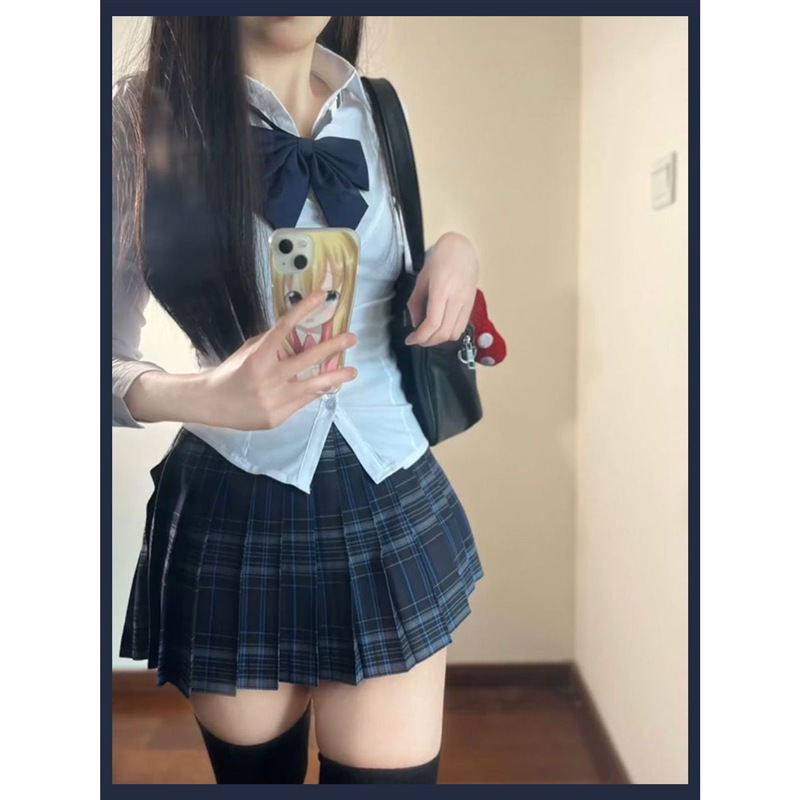 Jk制服は腰のシャツの上着を収めています。|undefined