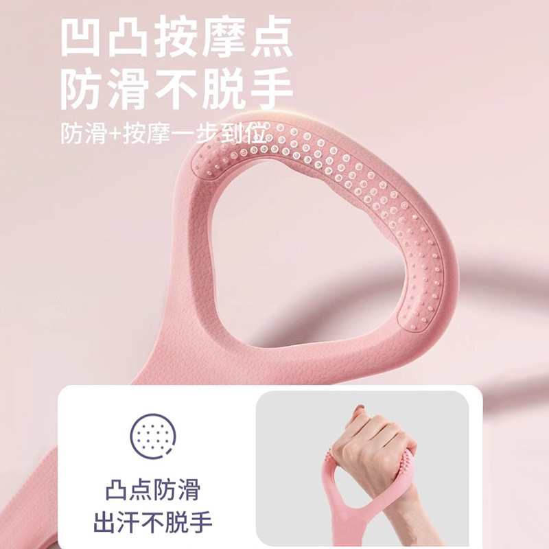 女性の背中を開けて肩を伸ばしてフィットネスの筋を引いて背中の美しい家庭用ヨガの八の字の弾力の縄を練習します。|undefined