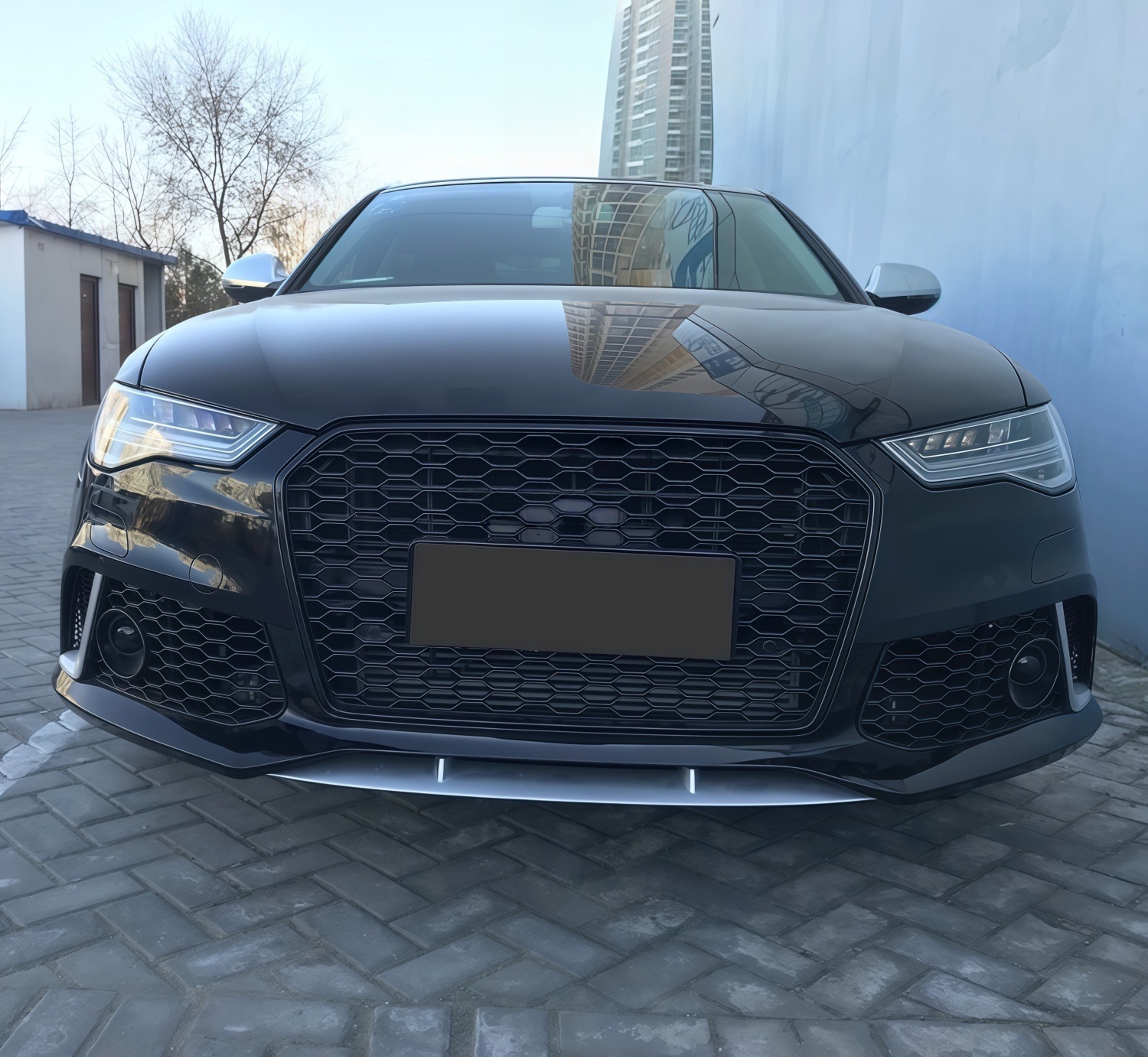 Suitable for Audi A6L models from 2016-2018, this is an upgrade kit for modifying the front bumper to resemble the RS6, including the front grille and bumper