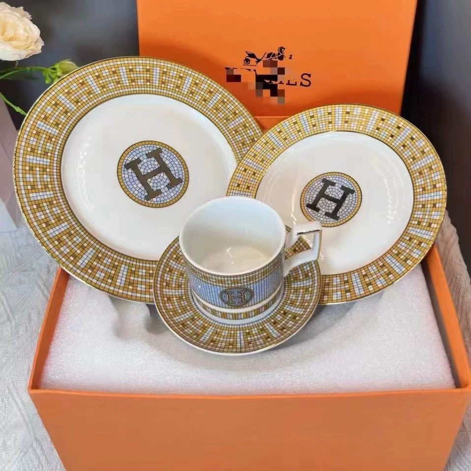 Ceramic Tableware Set, Retro Cartoon Light-Luxury Style, Assorted Plates & Cups (Gift)