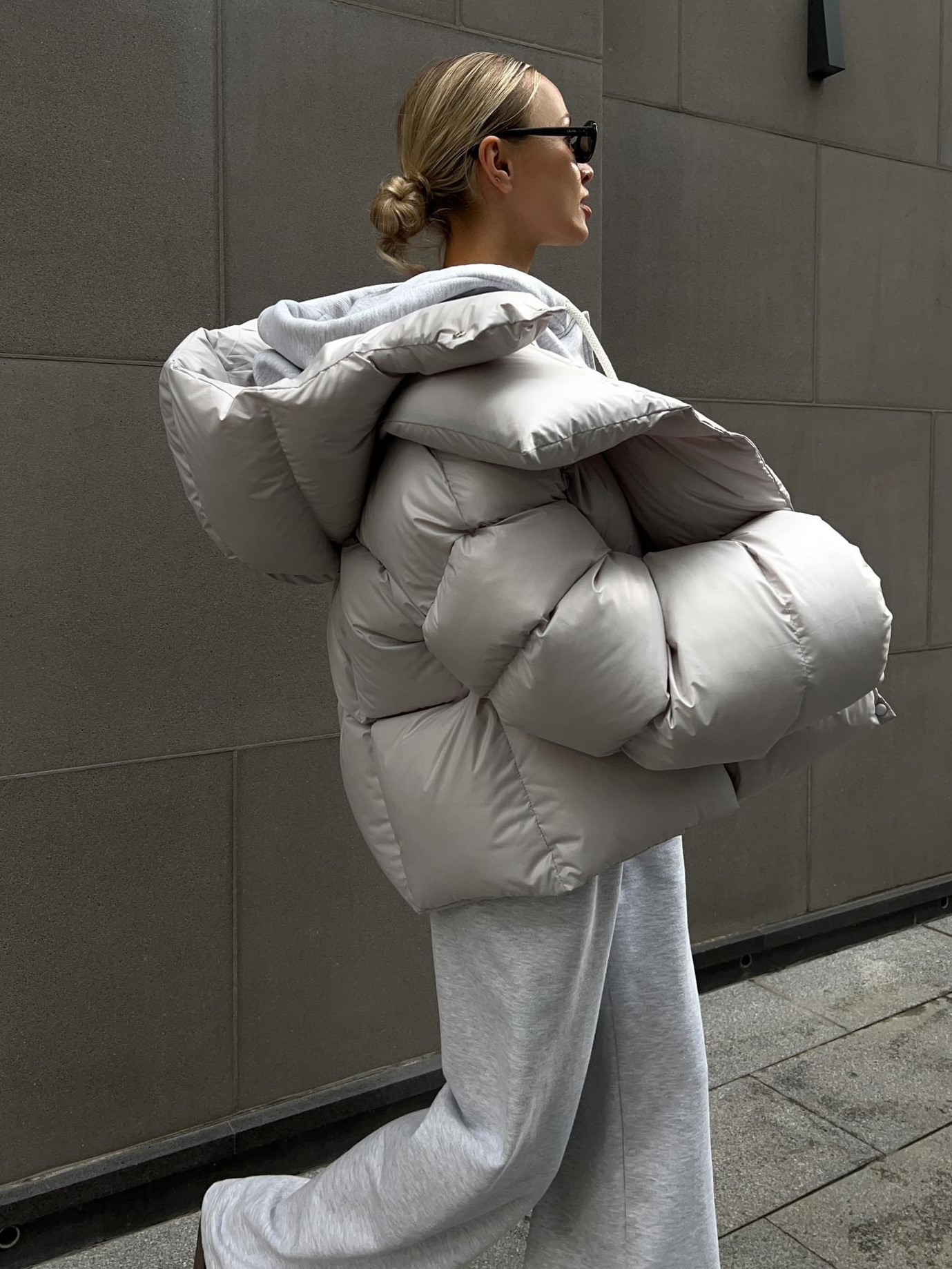 Chaqueta acolchada de algodón estilo europeo y americano para mujer, invierno 2025, estilo urbano moderno, abrigo corto de algodón con capucha personalizado. image 2