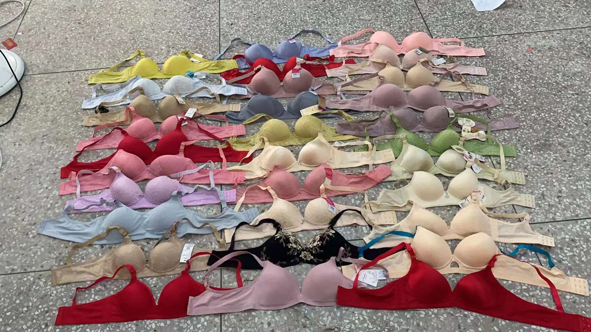 Mamá ropa interior sujetador de tres filas de hebilla delgada de mediana edad sin anillo de acero sujetador de algodón pecho pequeño reunido tamaño mixto sujetador al por mayor