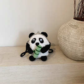 新款手工钩织毛线包可爱熊猫夹口斜挎包个性小众礼品女士单肩包