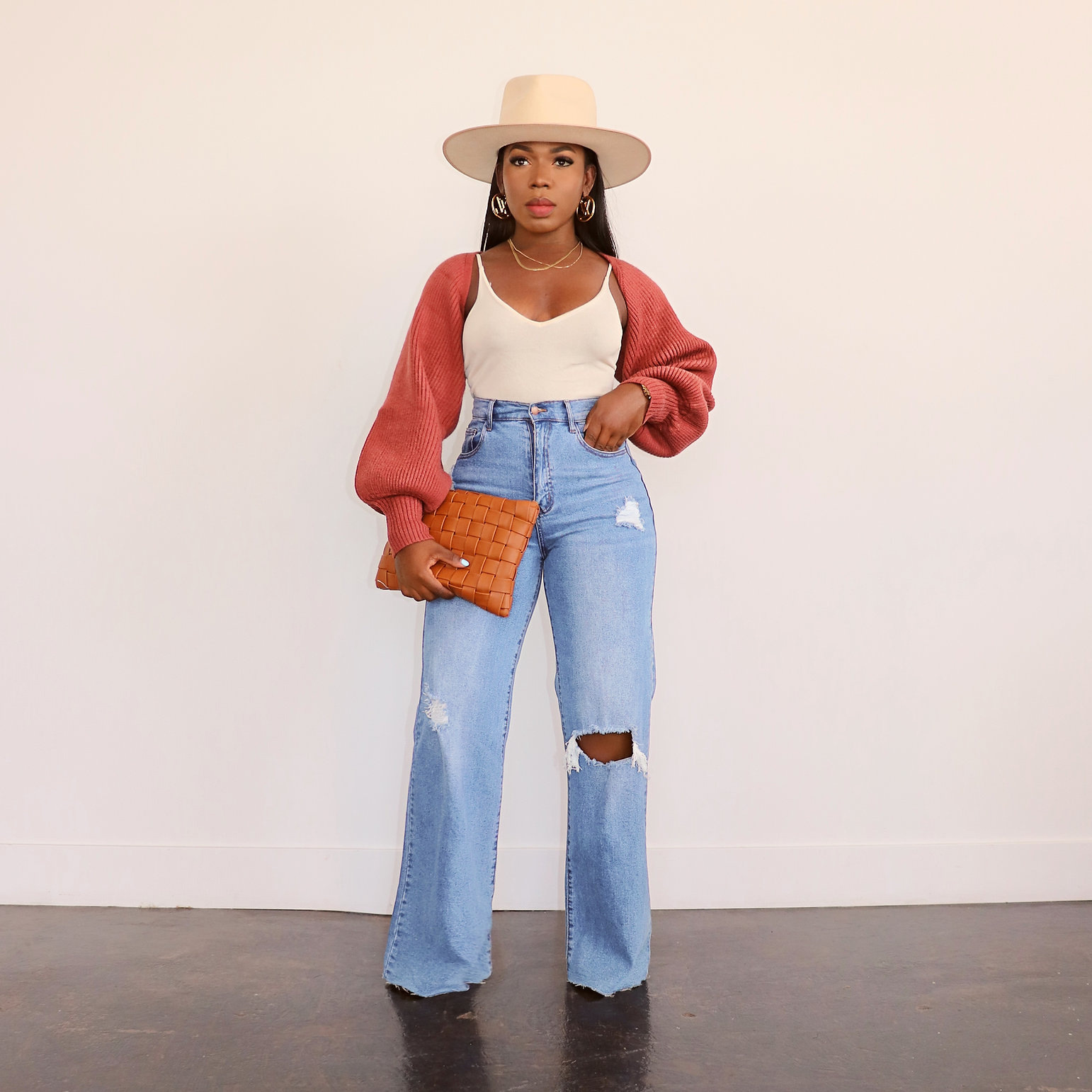 Jeans rotos nuevos de Amazon para mujer, estilo 2025, pantalones anchos lavados, pantalones largos de pierna recta en stock image 6