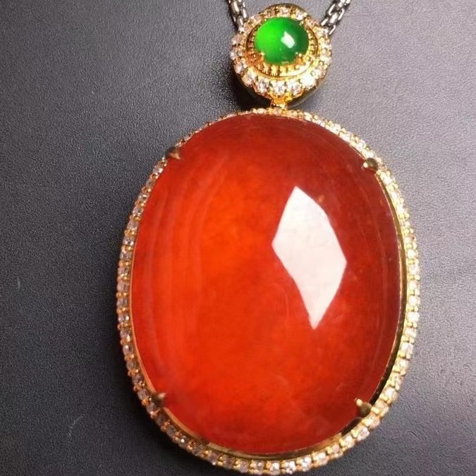 Fashionable universal sophisticated moisturizing emerald ring