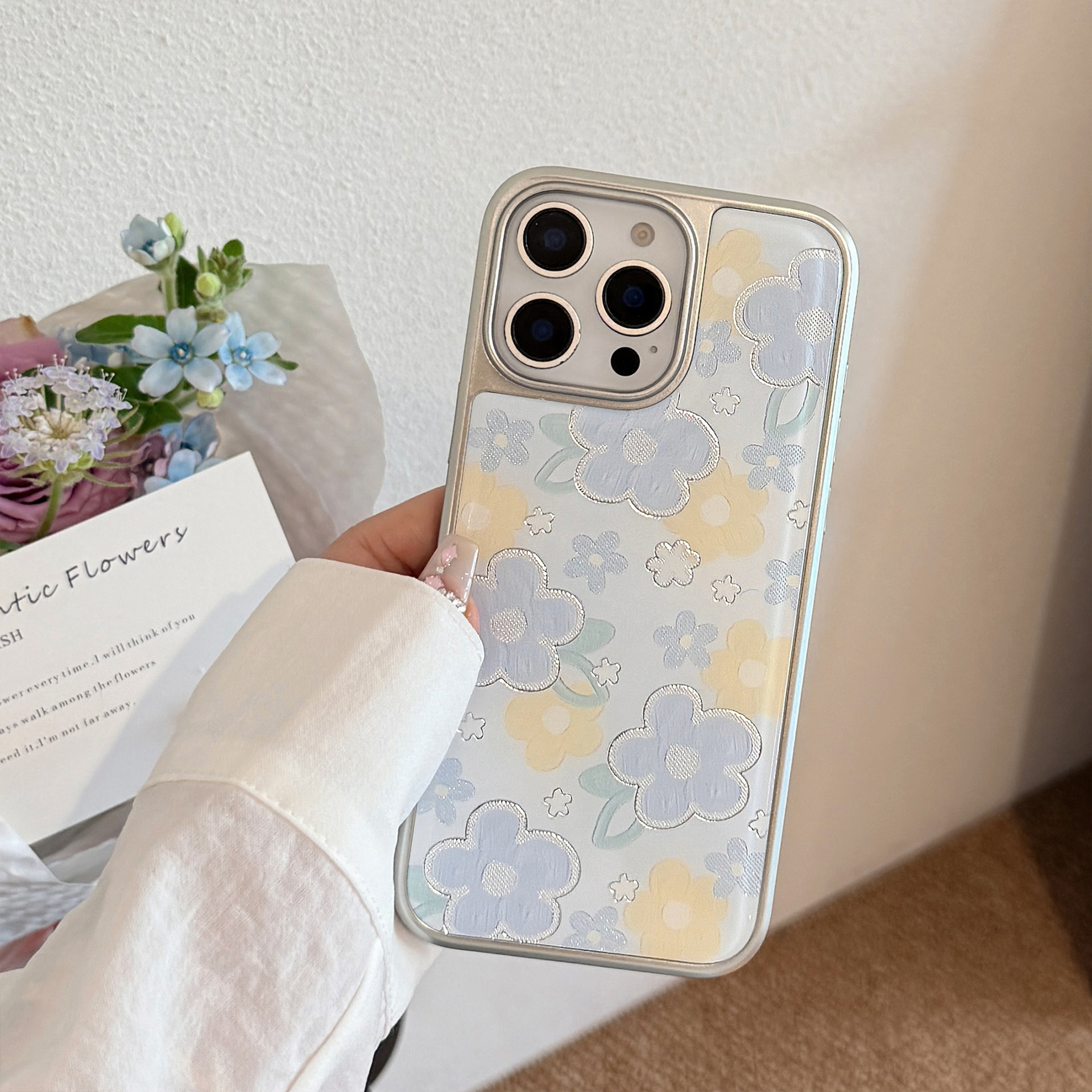 Las flores azules frescas de estilo ins son adecuadas para Apple 16ProMax funda para teléfono móvil 14/15 nicho 13 epoxi 15PM