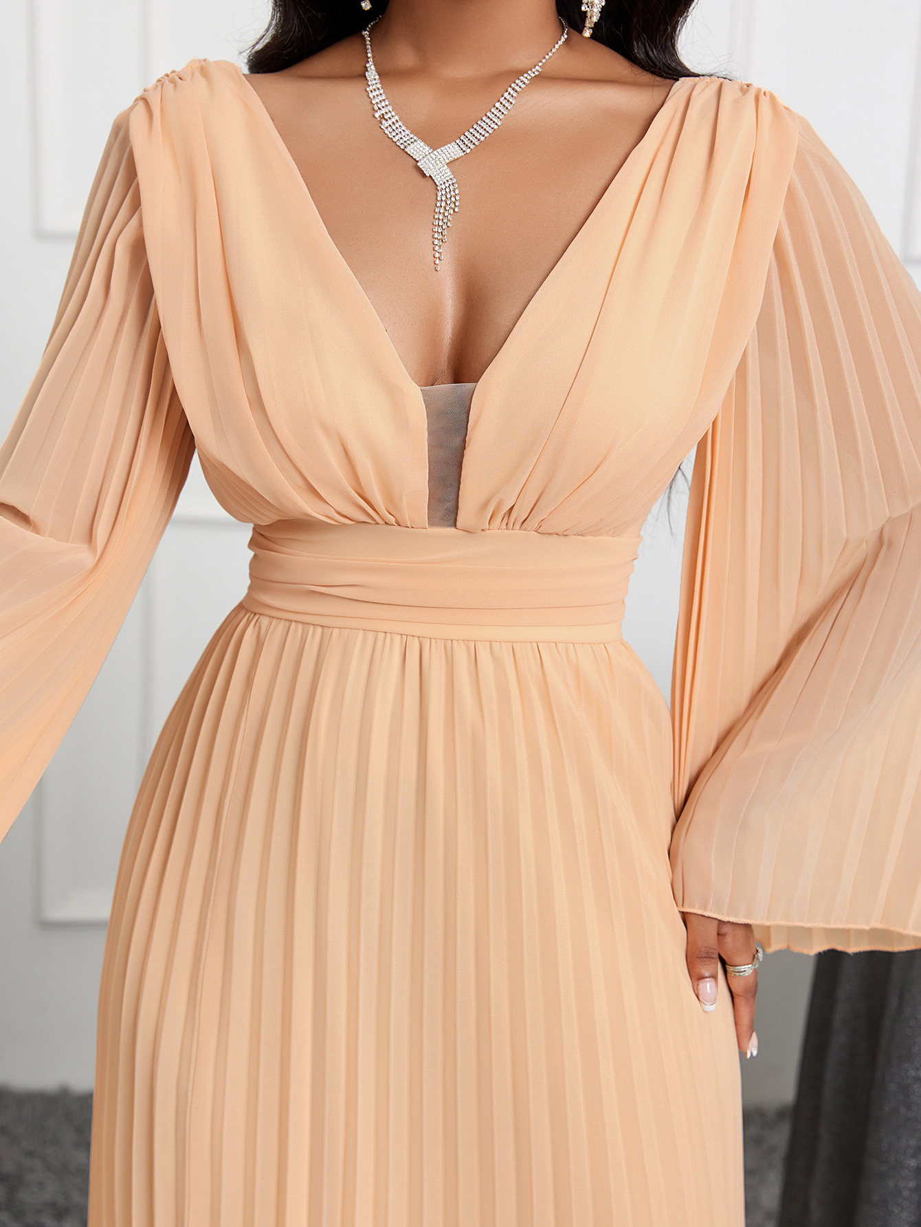 Elegante dames jurk met v-hals voor een stijlvolle look_voghion.com