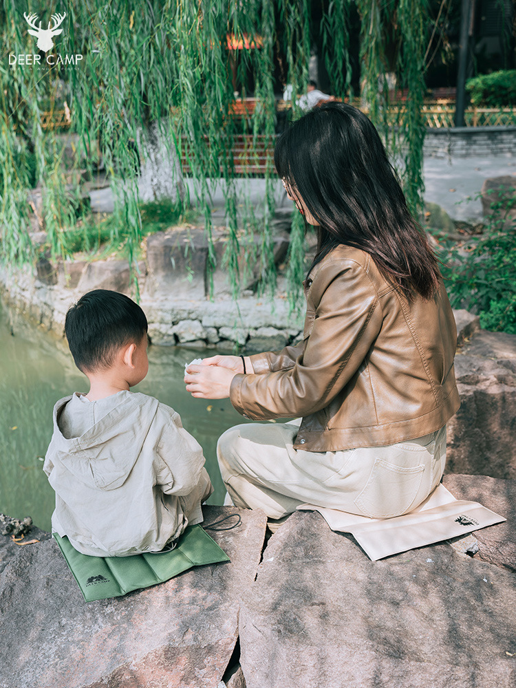 Bay Luは折りたたみ式の小さい座布団があります。アウトドアキャンプ春のピクニックは涼しくて、湿気を隔てて、防湿して山に登ります。