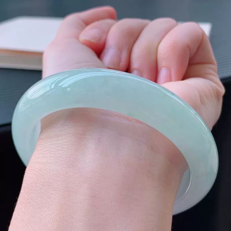 Vòng tay ngọc bích Miến Điện tự nhiên băng sáp đá, màu xanh lá nhạt dầu xanh, nữ