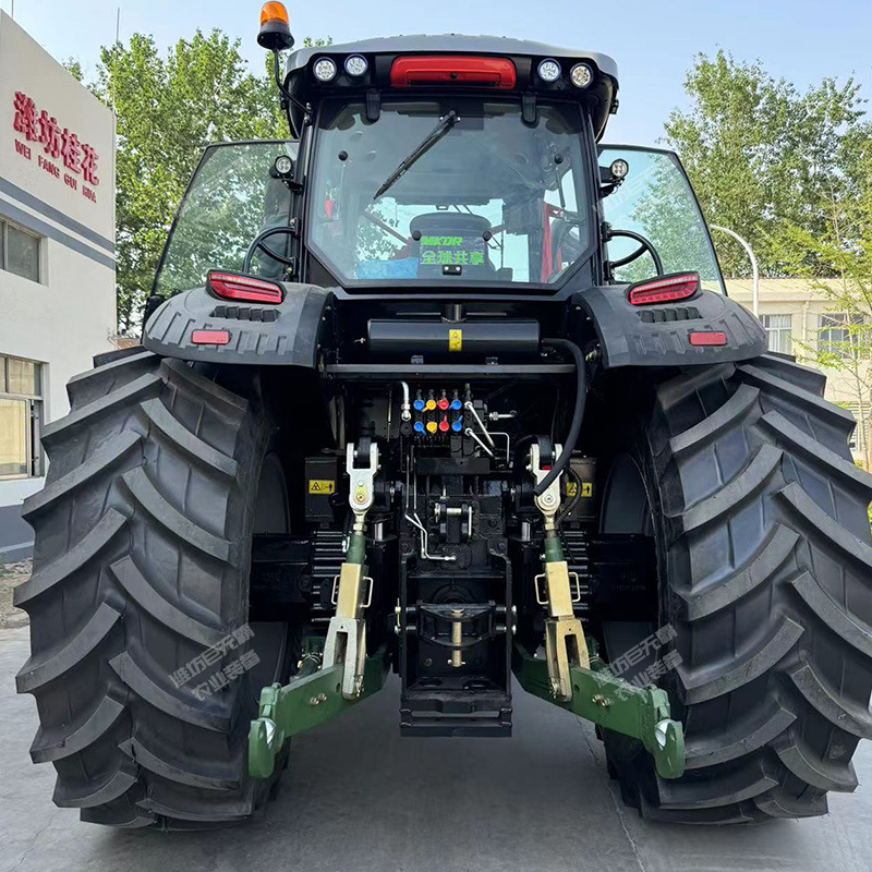 Tractor 3004 Tractor de ruedas Tractor de alta potencia con tracción en las cuatro ruedas La fábrica de tractores cumple con las operaciones agrícolas a gran escala