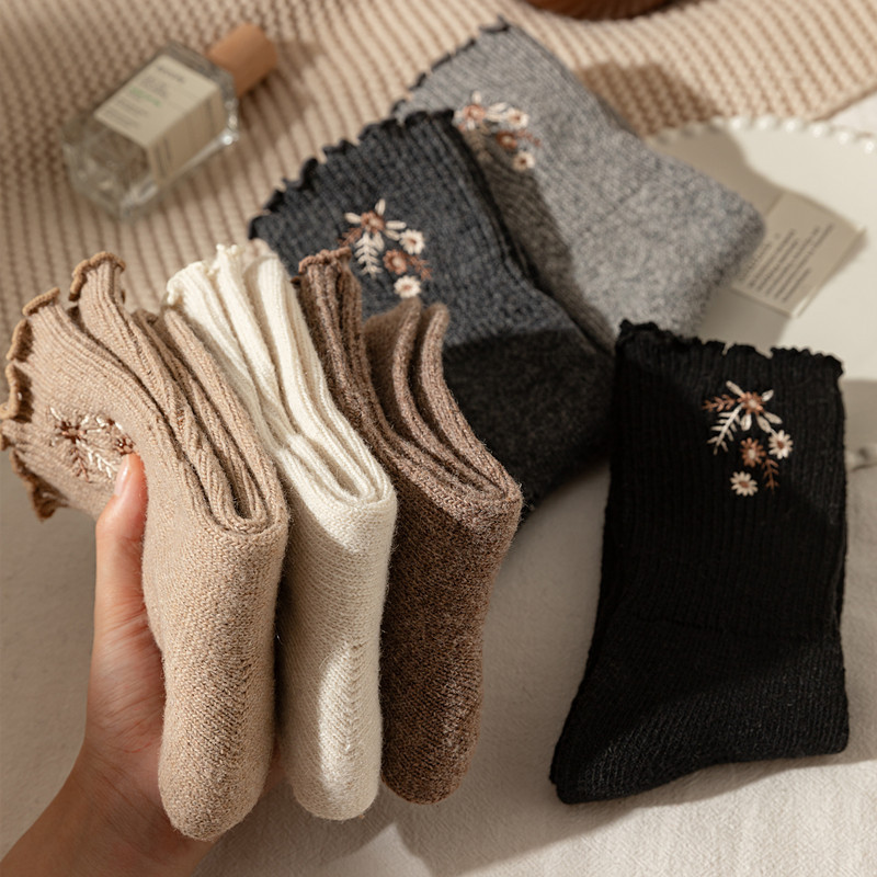 靴下の女性の木の耳元の刺繍の小さい花の中筒の靴下のレトロな色の厚い保温の靴下の純色の百合のぬいぐるみの靴下|undefined