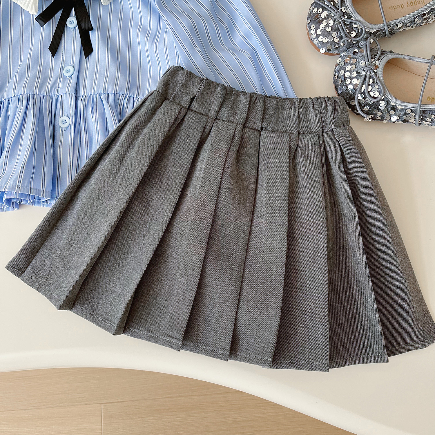 Mädchen Set Aus Gestreiftem Hemd Und Faltenrock Im College Stil_voghion.com