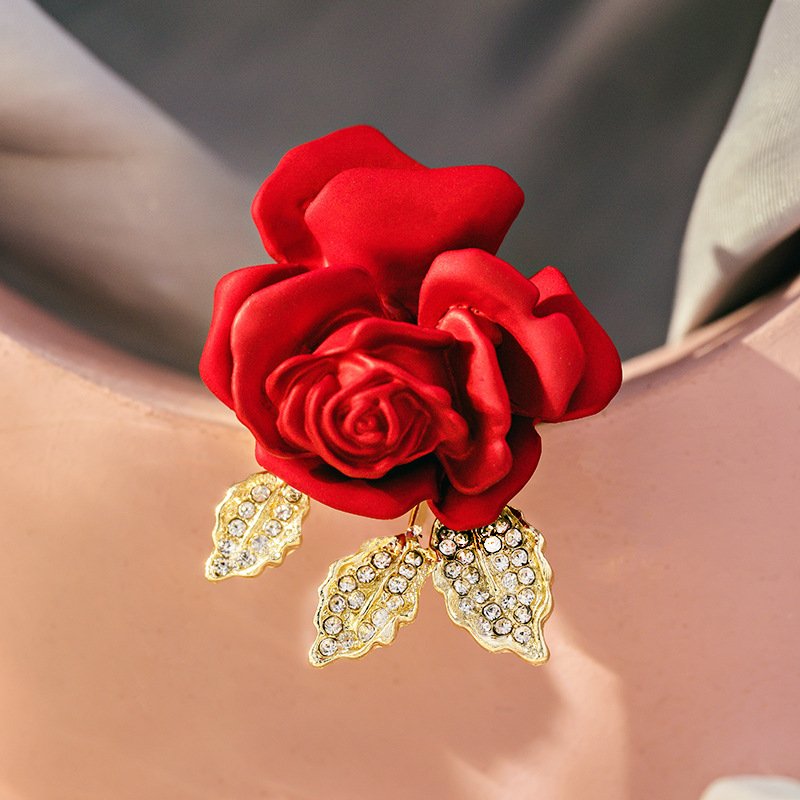 Elegante spilla a forma di rosa per donna camelia rossa con strass_voghion.com