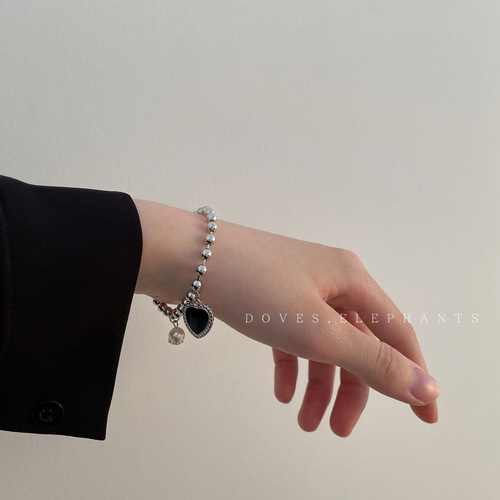 Black Love Pearl Metal Bracelet Women's Ins Niche Design Hand Accessories Light Luxury Cold Style Sweet and Cool Accessories