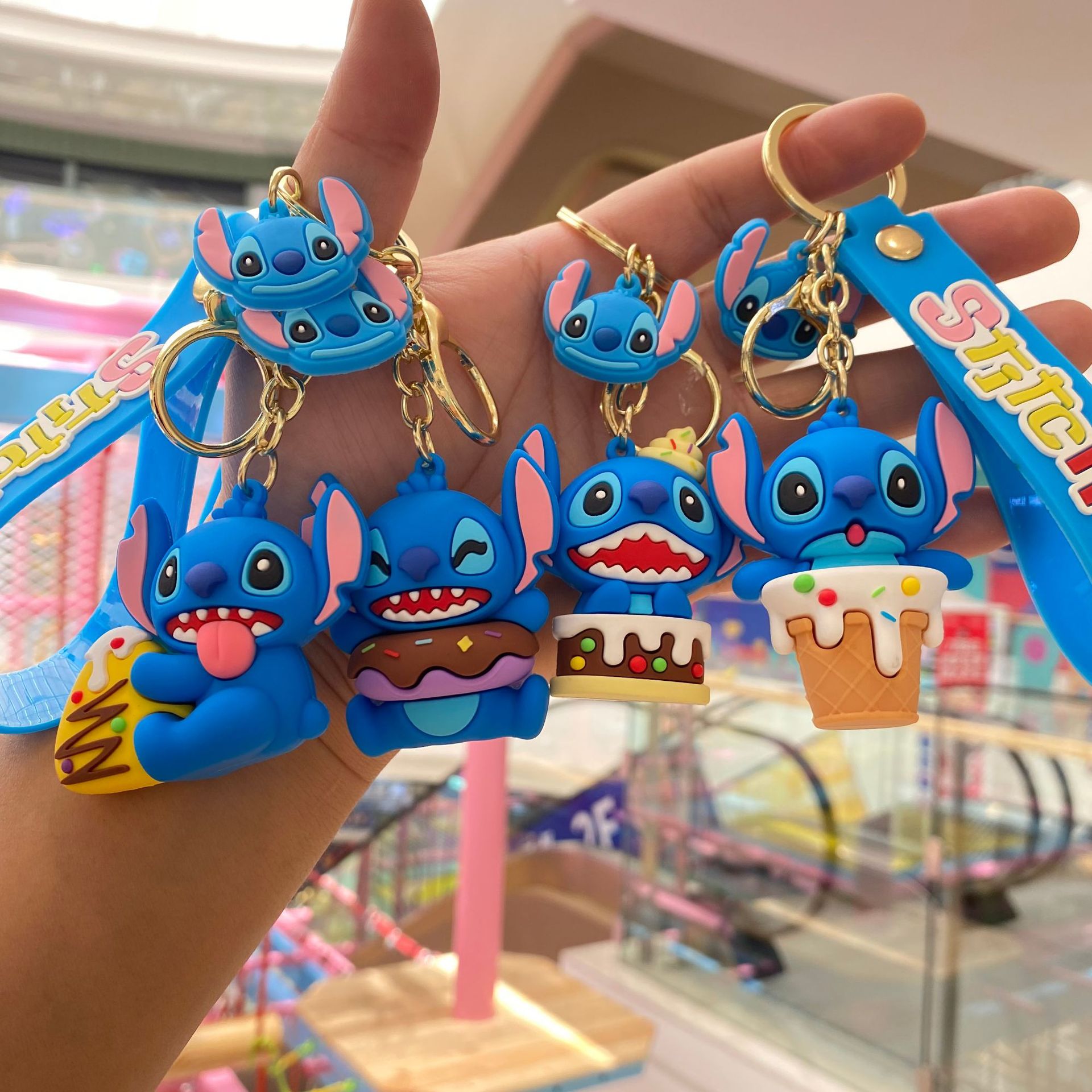 Dibujos Animados transfronterizos codiciosos puntada llavero colgante bolsa coche llavero muñeca rascando máquina regalo al por mayor