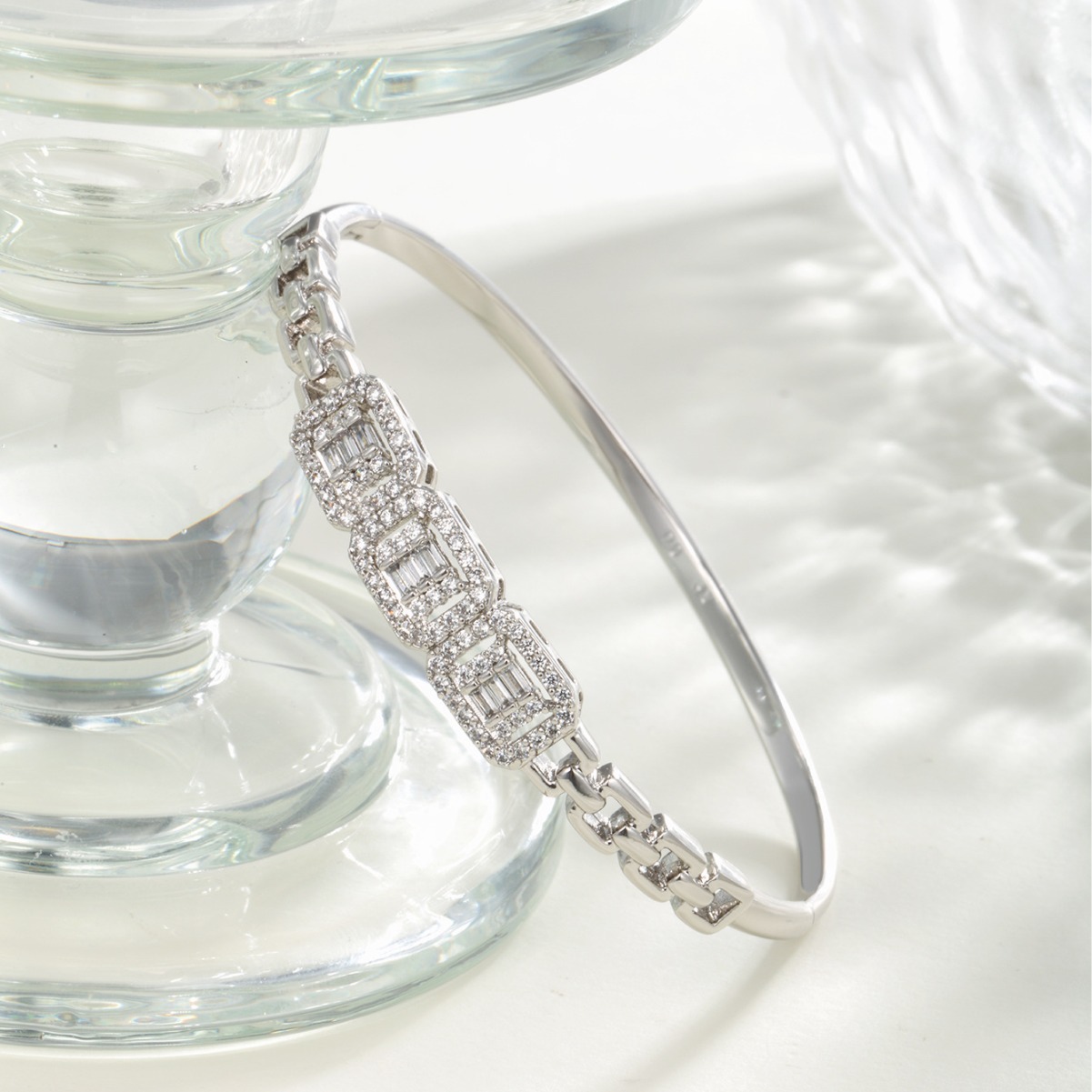 Xuping joyería de bronce de piedra geométrica pulsera de hebilla cuadrada Europa y América nicho transfronterizo pulsera de alta calidad para mujeres