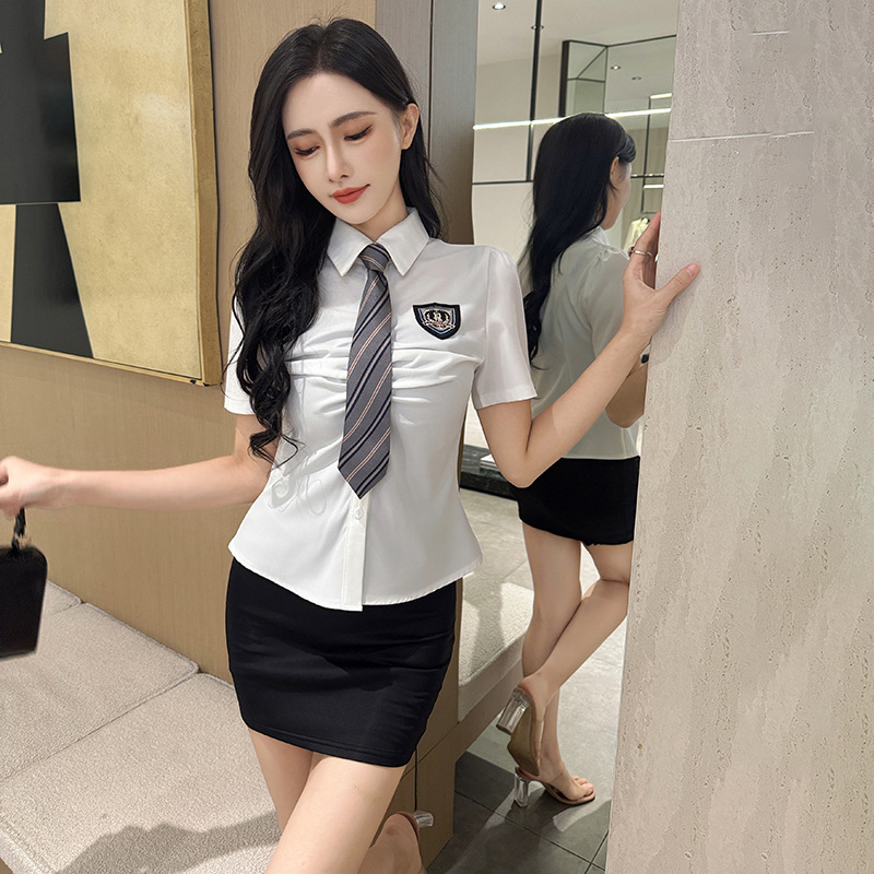 흰색 + 검정색 스커트 + 넥타이