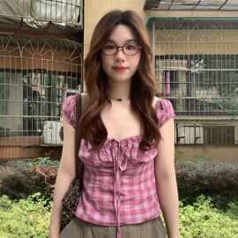 2026年夏季新款甜辣风系带格纹短袖衬衫女设计感修身显瘦短款上衣