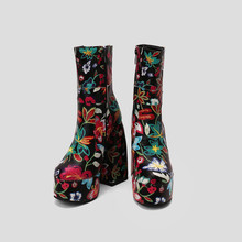 女短筒靴秋冬款花朵刺綉粗跟超高跟皮帶扣防水台女及踝靴馬丁靴