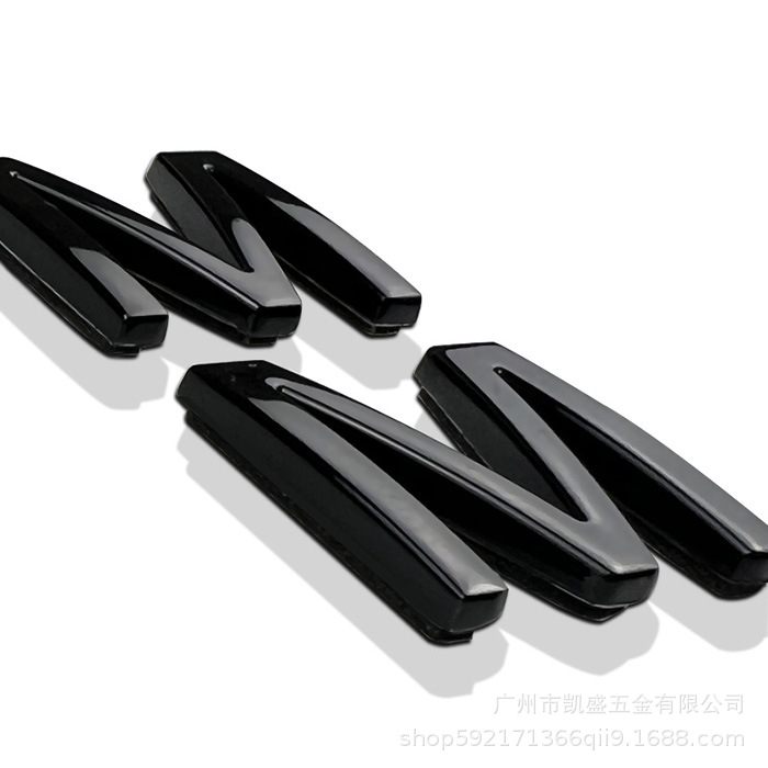 Huawei asked AITO Selis M7M9 original one-to-one blackened metal logo to cover and replace body wordmark