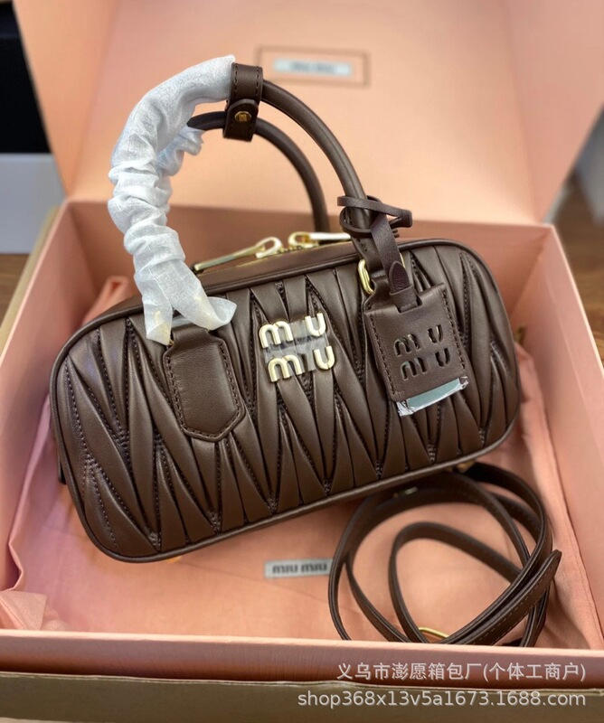 MIU 2025年モデル プリーツ加工羊革ボストンバッグ ボウリングバッグ レトロハンドバッグ ピローバッグ ショルダーバッグ クロスボディバッグ レディース|undefined