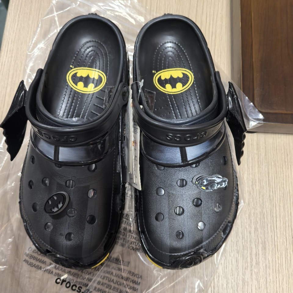 Sandalias con agujeros con diseño de Batimóvil, para niñas