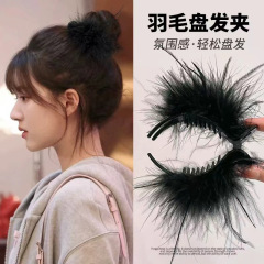黒い羽のヘアピンの女性の後頭部の高い馬尾の神器の固定は団子の頭を挟みます。