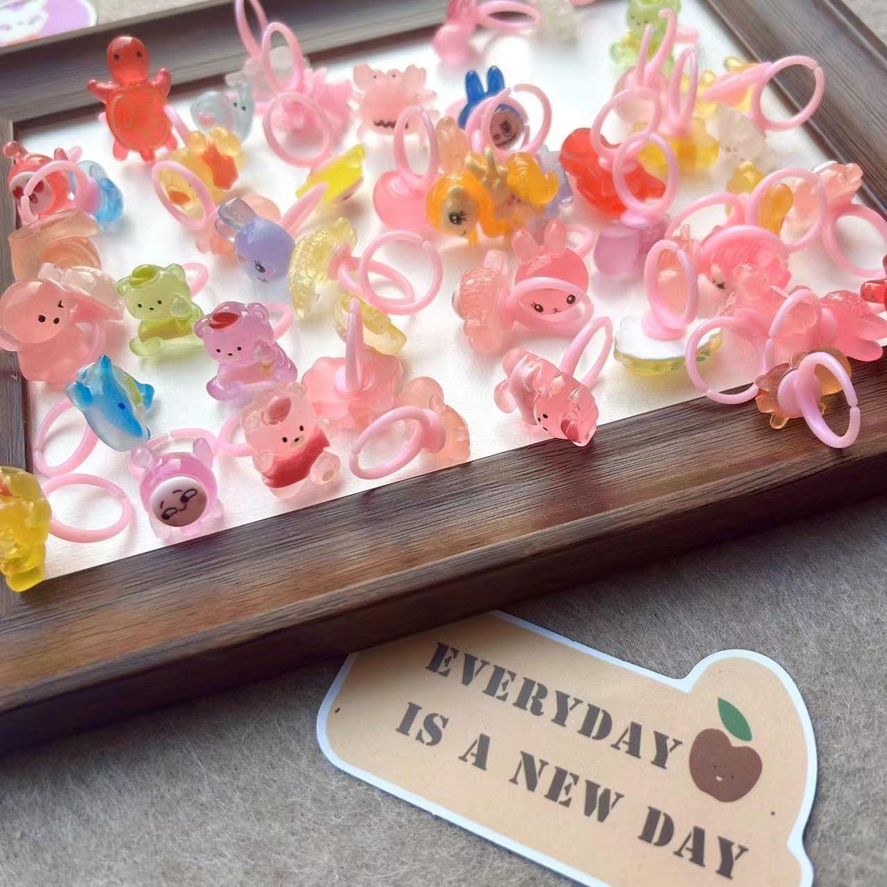 Anillo de apertura de luz nocturna para niños niñas regalos de cumpleaños sexta juguete de bebé anillo de princesa de plástico al por mayor