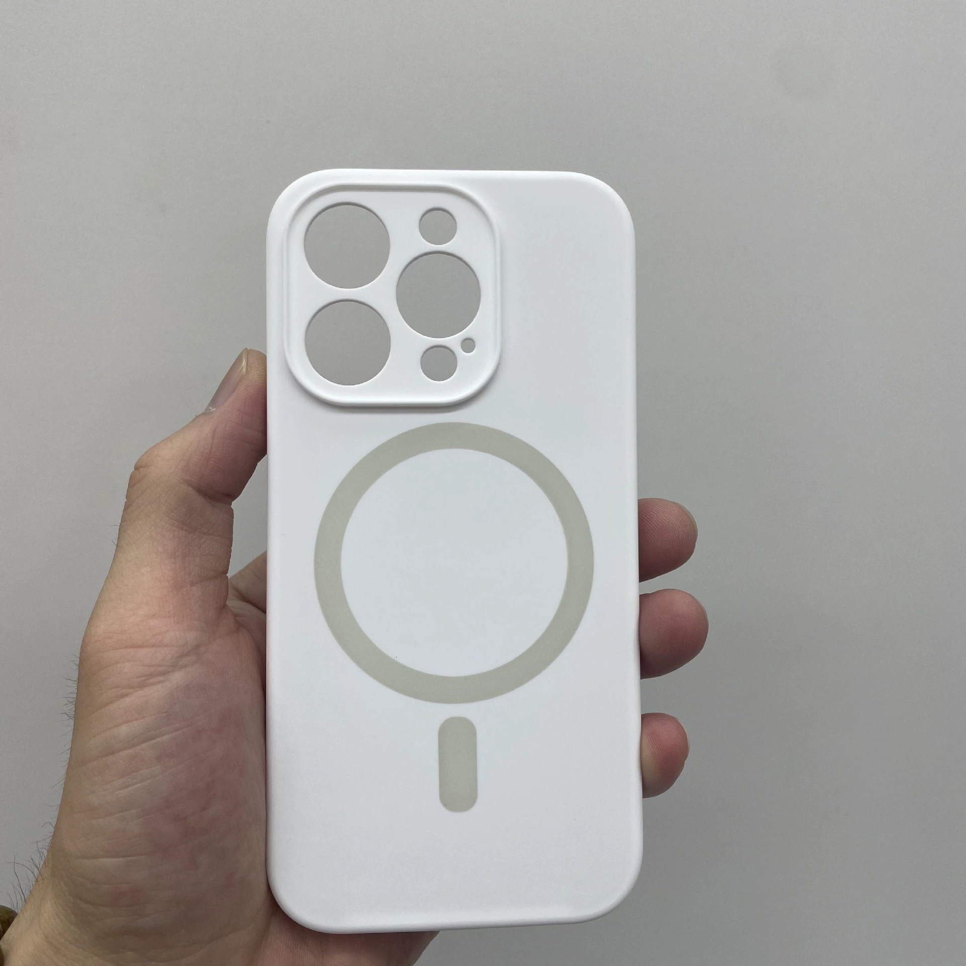 Силиконовый чехол (Apple) iPhone 16 — магнитное кольцо для объектива, противоударная защита