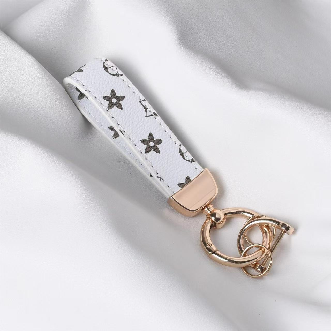 新しい花柄の高級車のキーホルダー、男性と女性のための腰掛け車の金属キーホルダーペンダント、カー用品卸売