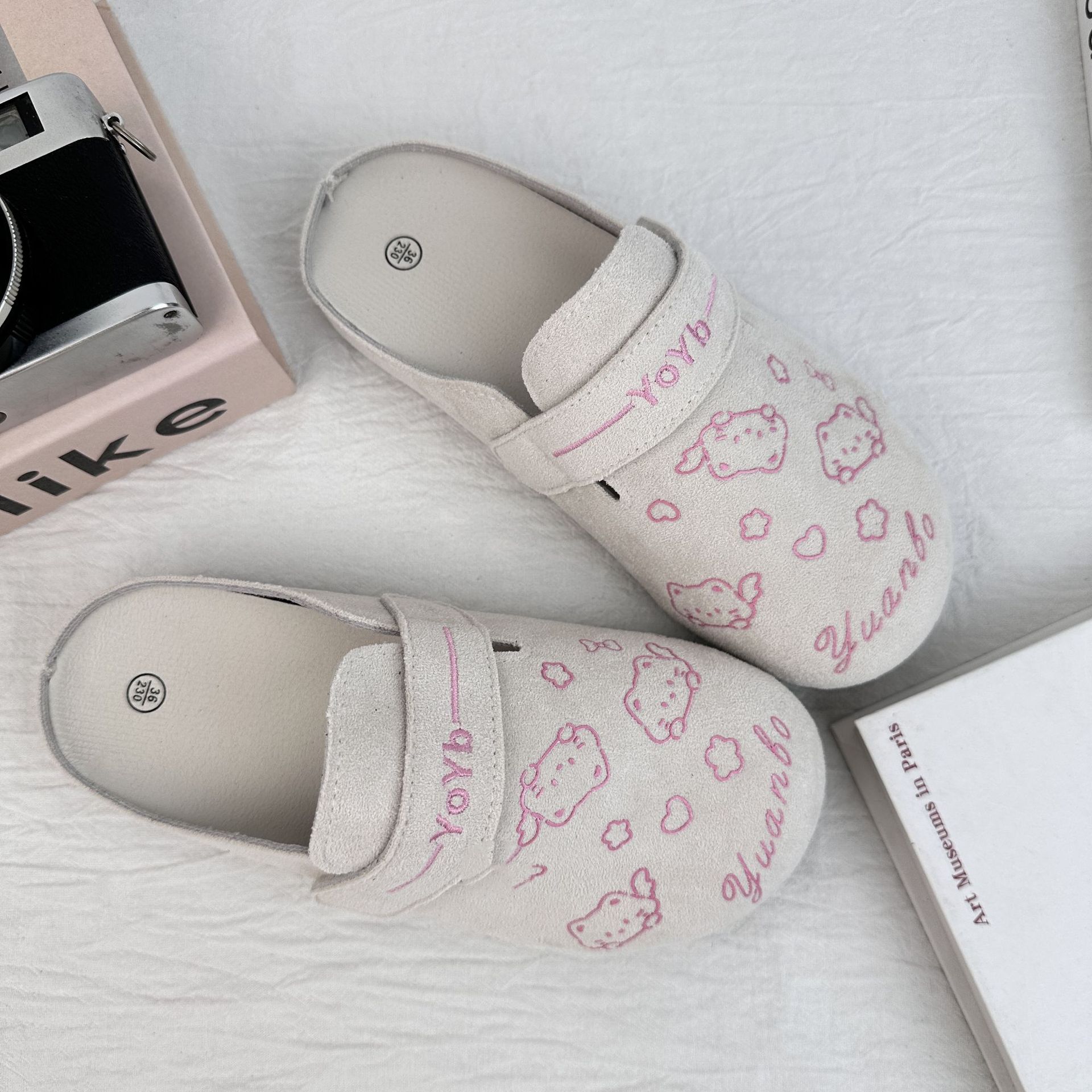 Yuanbo verano 2025 nuevo tipo de zapatillas de la gente perezosa con base plana, zapatos casuales versátiles, zapatos de burken con cabeza de bolsa y medio trapezo