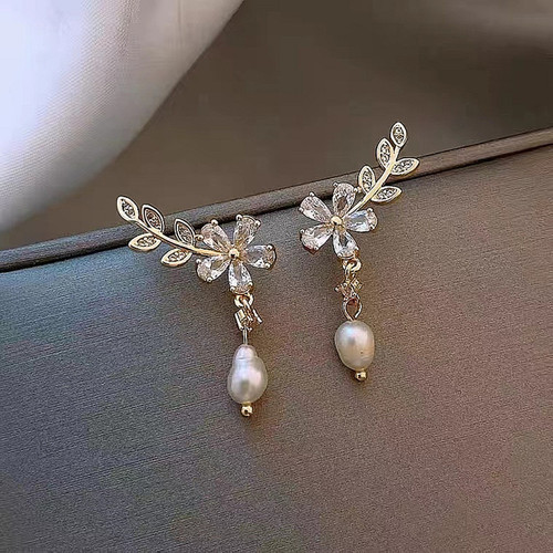 Temperament leaf flower pearl earrings  new trendy women's high-end light luxury earrings autumn and winter earrings for women