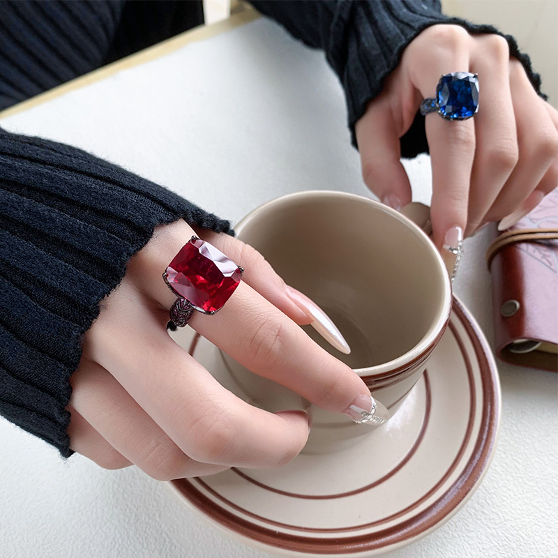 2024 Zhuang Shengsheng Joyas Fondo de cobre chapado en oro simulación retro corindón oro negro anillo de lujo ligero mujer 14*16 al por mayor