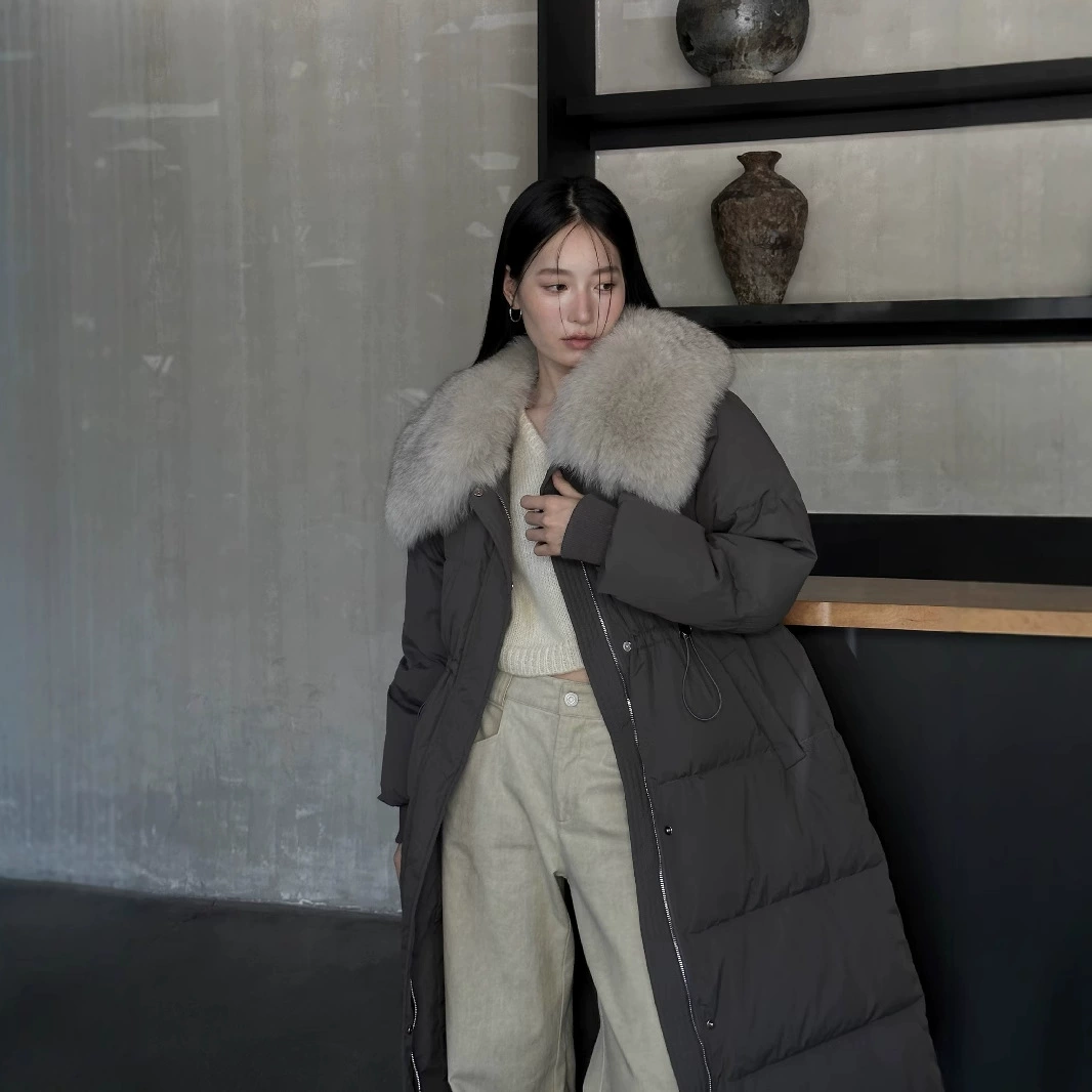 Зима 2025 г., новый корейский стиль, лиса, большой меховой воротник, свободная талия, куртка средней длины, пуховик, женский тонкий и продвинутый