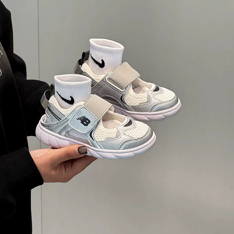 Мальчиковые повседневные спортивные сандалии 2025 лето новые корейские модные универсальные девичьи сетчатые дышащие пляжные сандалии