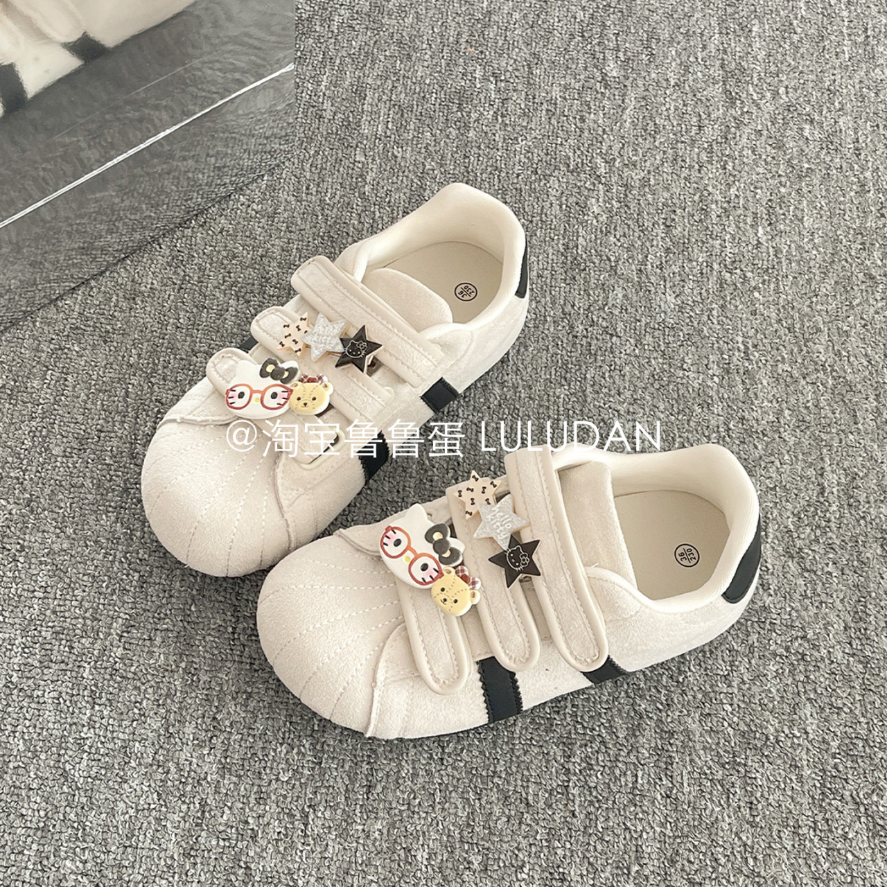Concha cabeza velcro de entrenamiento de otoño invierno 2025 nuevo aumento de caída deportes de caña casual zapatos de fiesta de estudiantes pequeños blancos