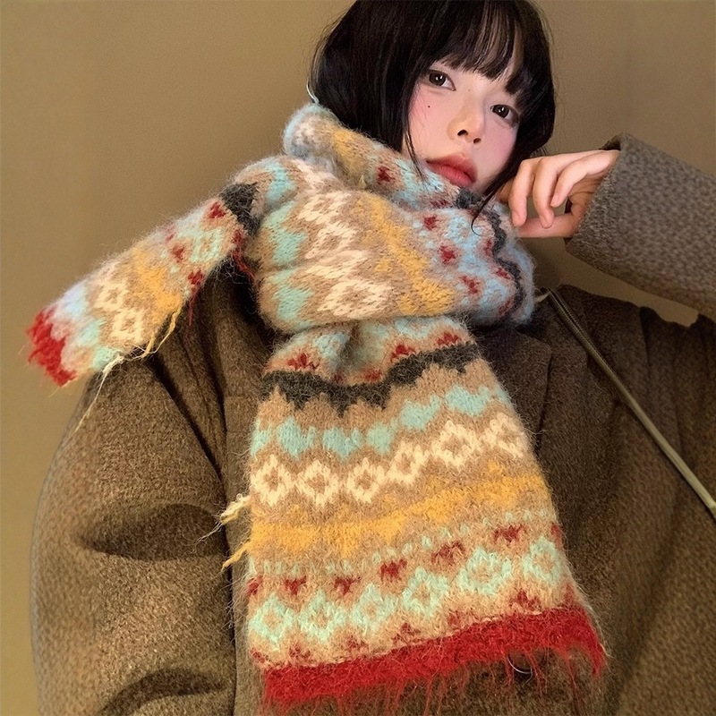 フェア島風ニットマフラーの女性秋冬の高級感が色にぶつかって、保温韓国系の雰囲気感があります。|undefined