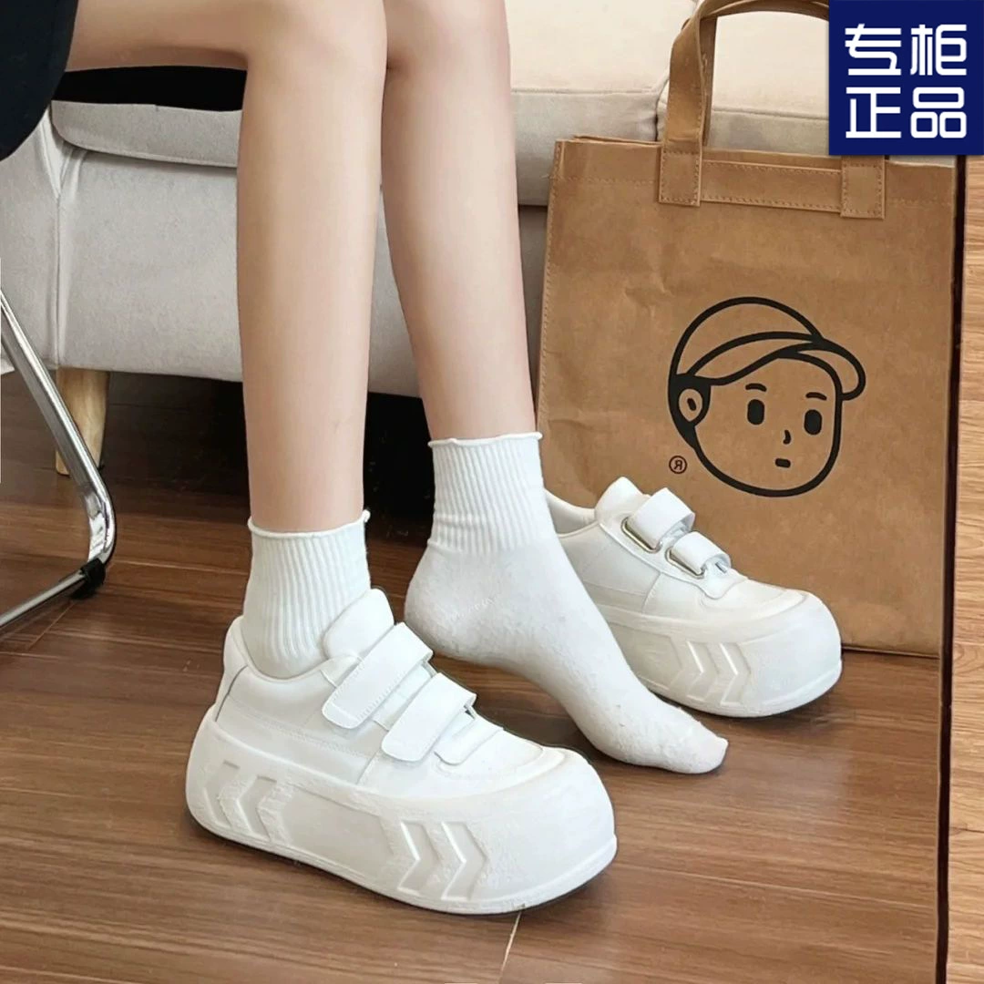 Маленькие белые туфли с толстой подошной липучкой повседневные кроссовки для детей 2024 весна новая хлебопекарная обувь ins прилив