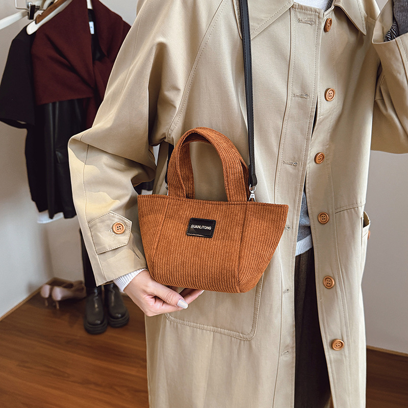 2025 otoño y invierno nuevo tipo de bolsas de balde de niños de lana de gran capacidad bolsas de hombro de moda coreana bolsas de tela para niños de vellón
