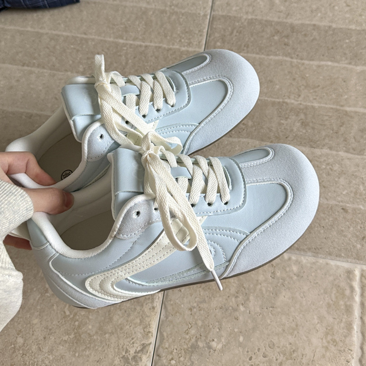 Retro zapatos de entrenamiento alemán para mujeres invierno 2025 nuevos bonitos zapatos blancos de moda zapatos de skate casuales para mujeres