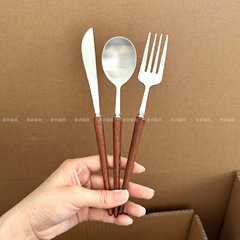 軽くて豪華な304ステンレスの木の柄の刀とフォークの西洋の食器のポルトガルの刀のフォークのスプーンの丸い木の柄はレーザーのLOGOができます。