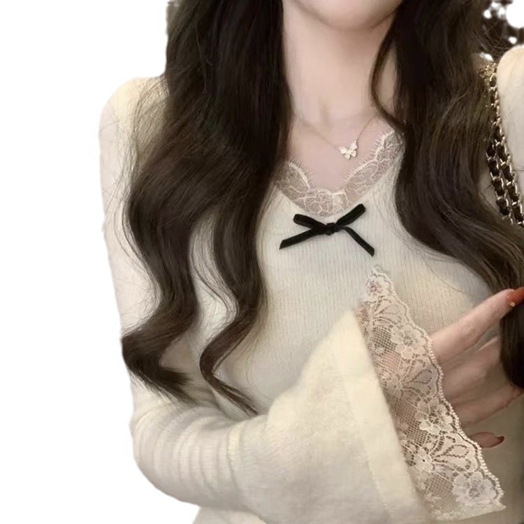 フランス式の純粋なレースの辺のラッパの袖のvネックの底のシャツの女性の秋冬のデザイン感の小さい大衆の内はニットの上着を掛けます