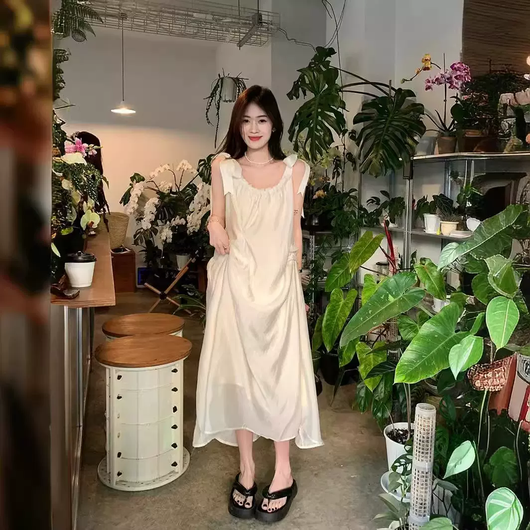 夏季甜美2025新款显瘦时尚温柔风米白色中长款吊带连衣裙女装chic