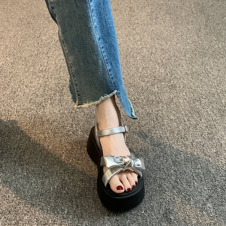 Sandalias de altura de arco para mujeres con suela gruesa hombre pequeño verano de 2026 nuevo estilo universal muffins mujeres romanas