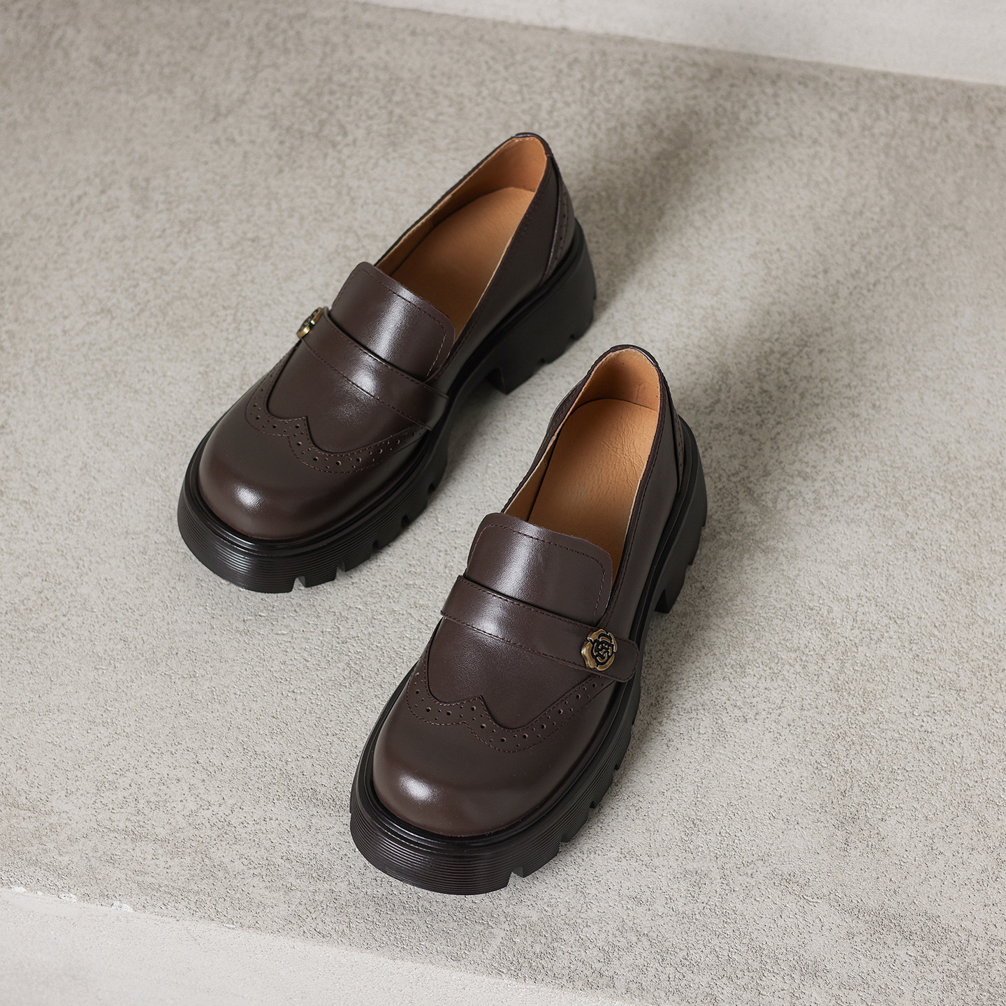 Giày loafer nữ đế xuồng phong cách Anh cổ điển, mũi tròn, gót cao nhỏ, họa tiết hoa sơn trà — màu nâu