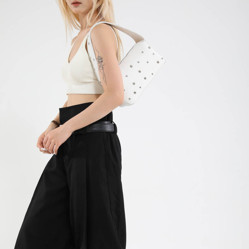 Bolso de axila con textura transfronteriza 2025 verano nuevo bolso femenino bolso de remache personalizado bolso de hombro con patrón de lichi de moda