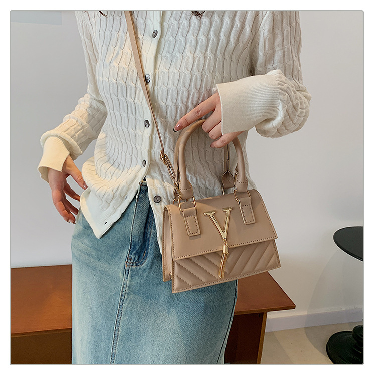 This year, trendy, fashionable and high-quality handbags are in vogue. Women's bags with stylish tassels and unique diagonal patterns are single-shoulder crossbody women's bags undefined