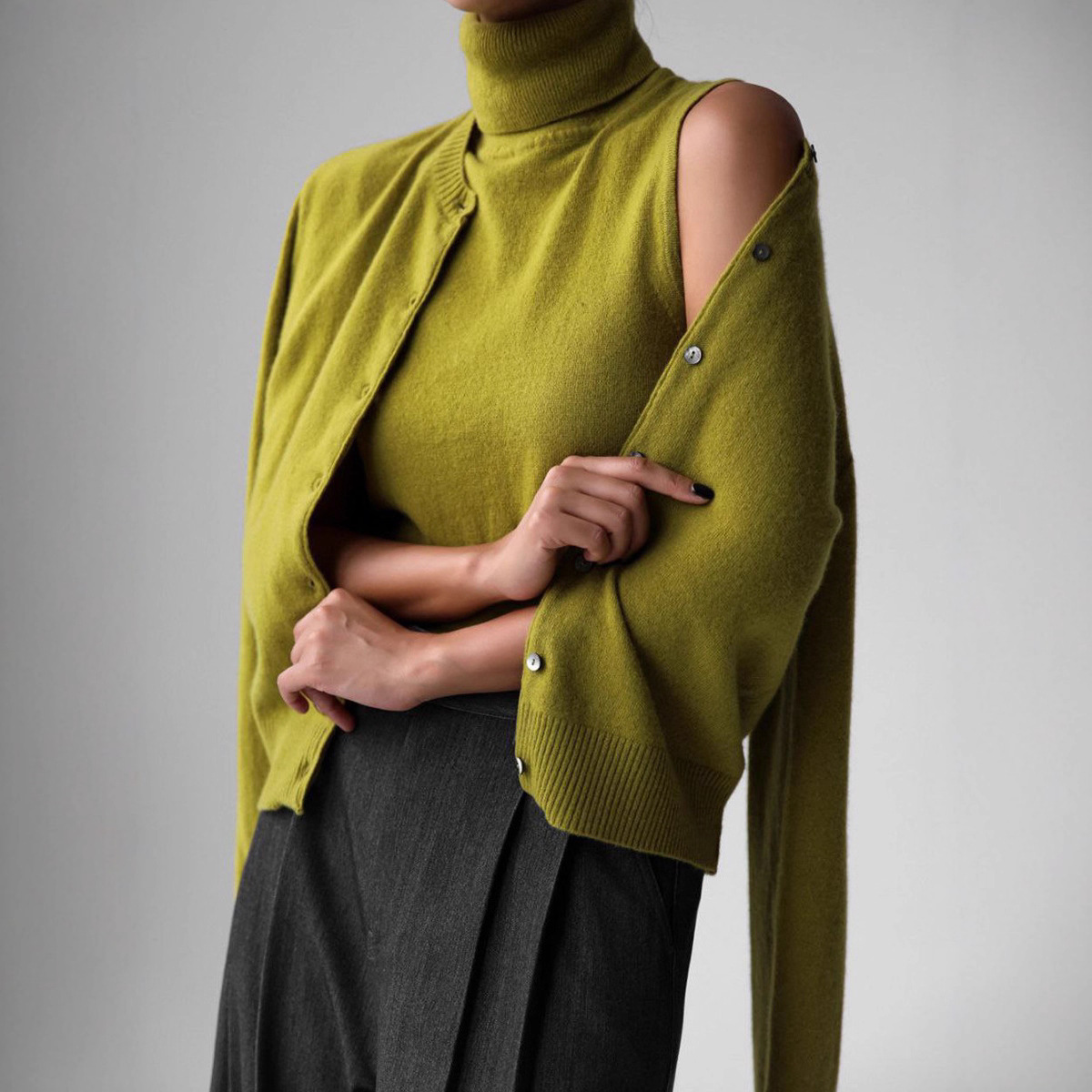 Grenzüberschreitendes Strickset aus europäischem und amerikanischem Material für den Frühherbst 2026: Ärmelloses Shirt mit hohem Kragen + Strickjacke._voghion.com